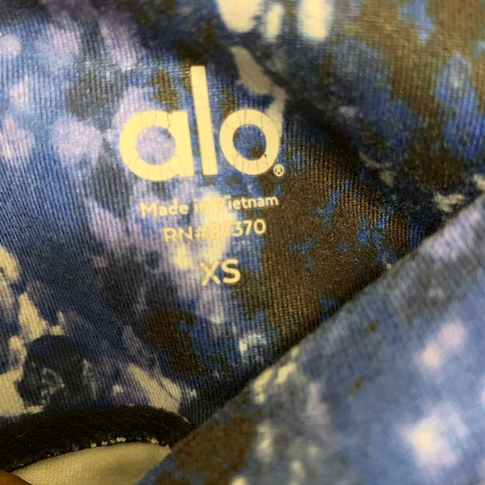 Alo Yoga  Crop Airbrush Leggings Capris XS - Picture 4 of 6